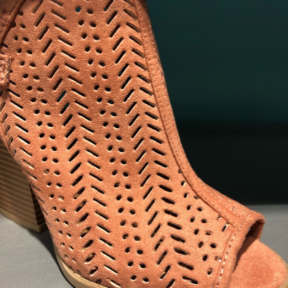 NWT - Blush Cut-Out Ankle Bootie Heels - Picture 7 of 8
